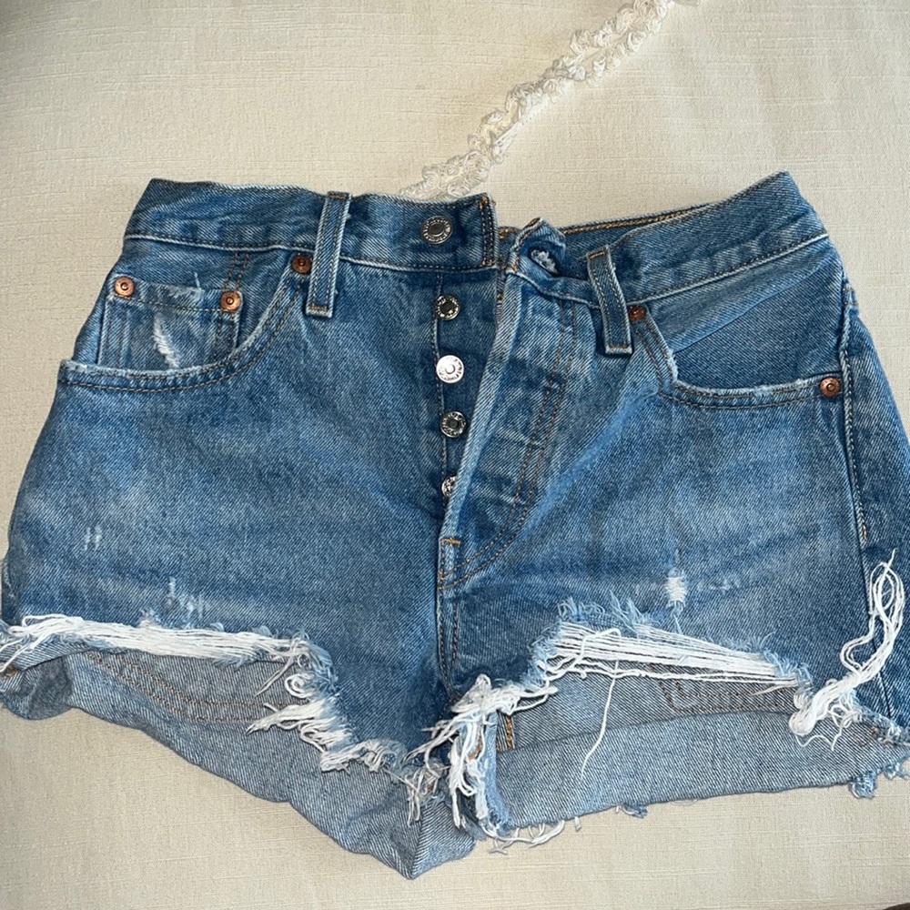 LEVI 501 CUT OFF SHORTS